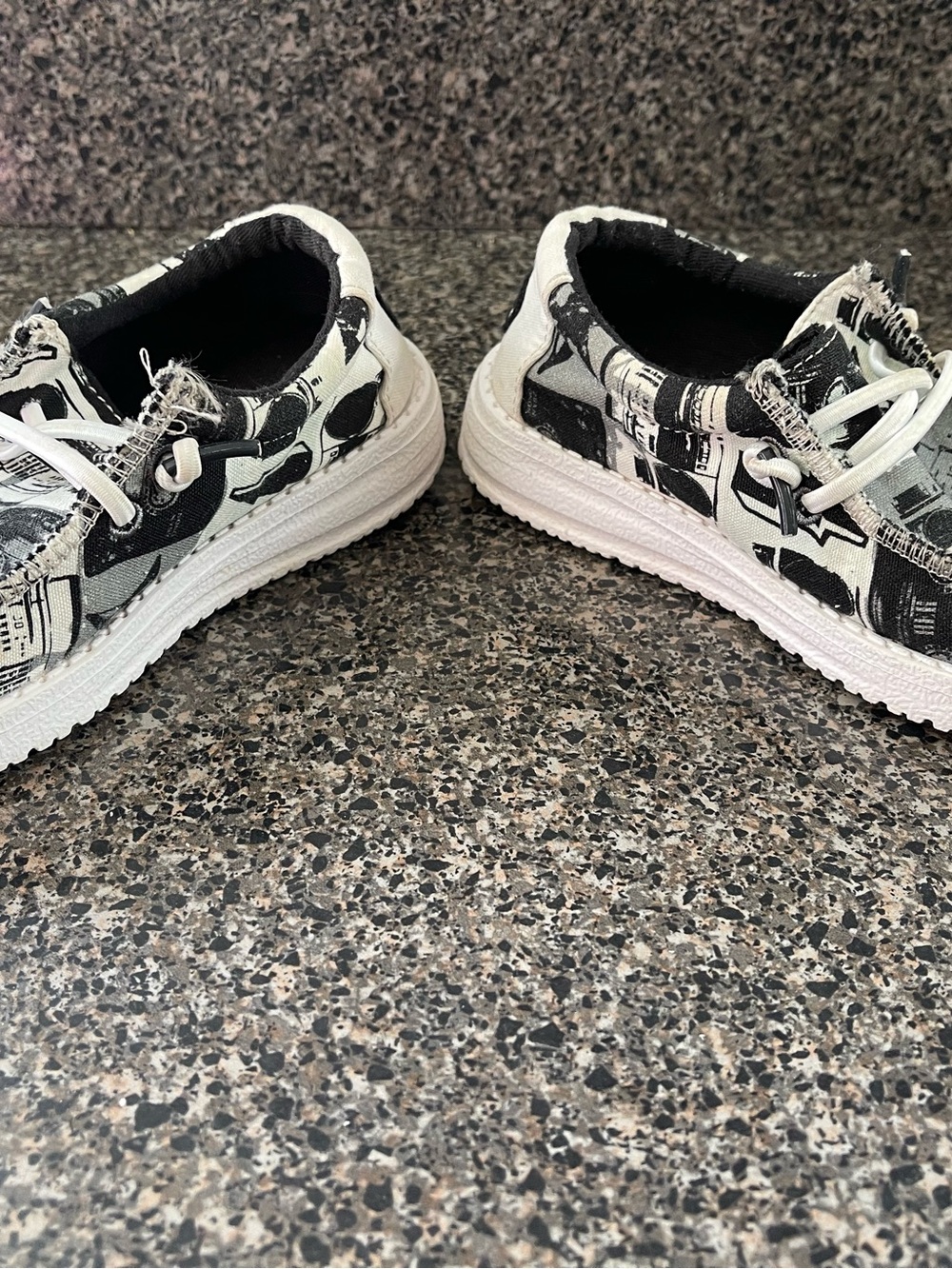 Hey Dude Boys Canvas Graphic Lace-Up Low Top Sneakers Black/White US 11 - Picture 4 of 8